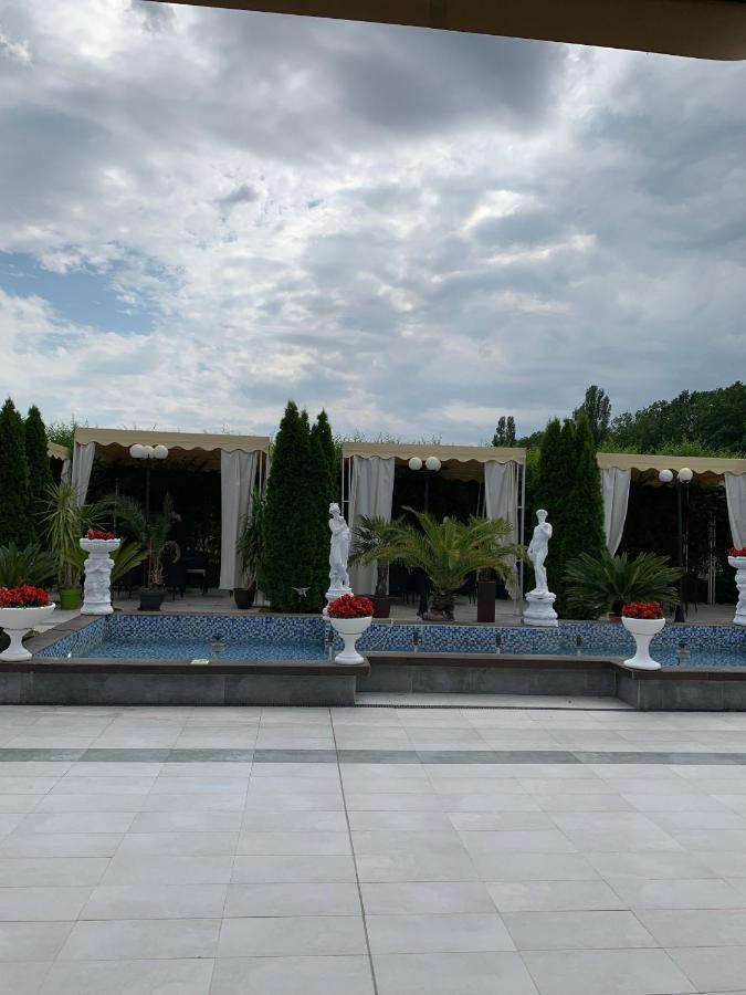 ホテル Laura Holiday Brăila エクステリア 写真
